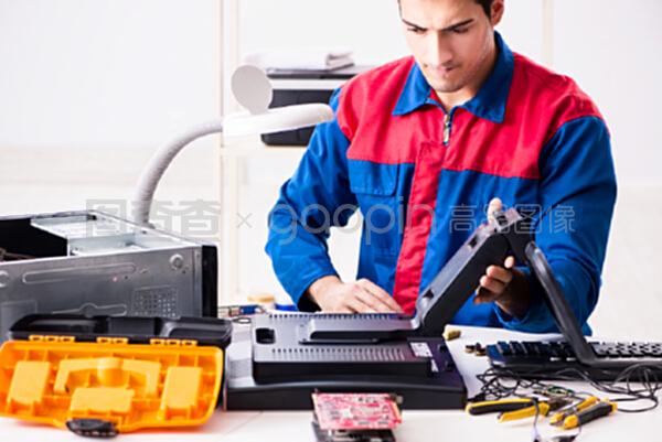 維修車間計算機的專業(yè)修理工